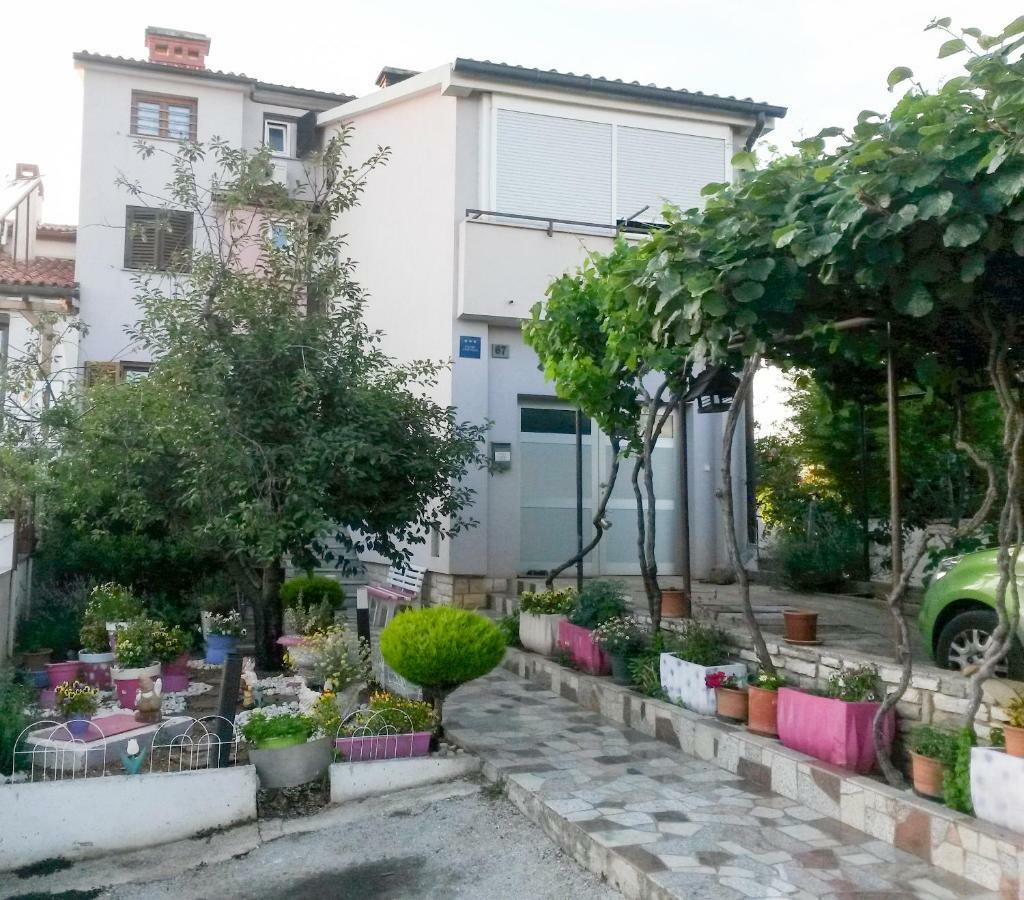 Apartments Zufic Stinjan Luaran gambar